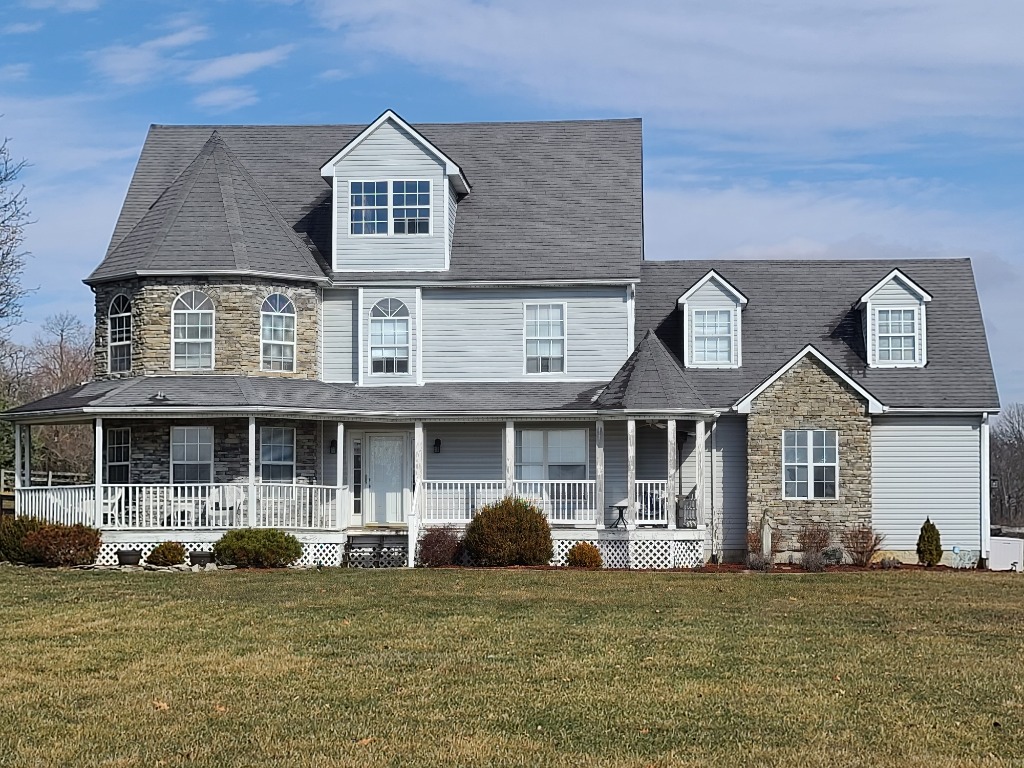 7-Bedroom Guest House on 5 Acres at Queenslake